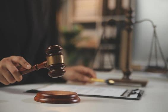 Martelo de juiz prestes a golpear.