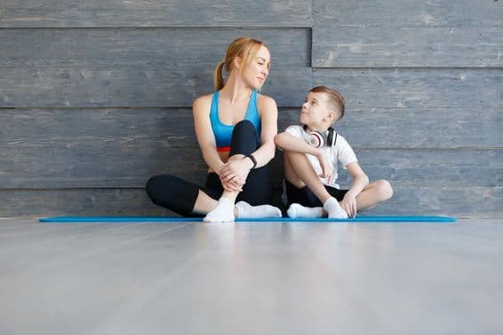 Mãe e filho fazendo exercícios juntos.