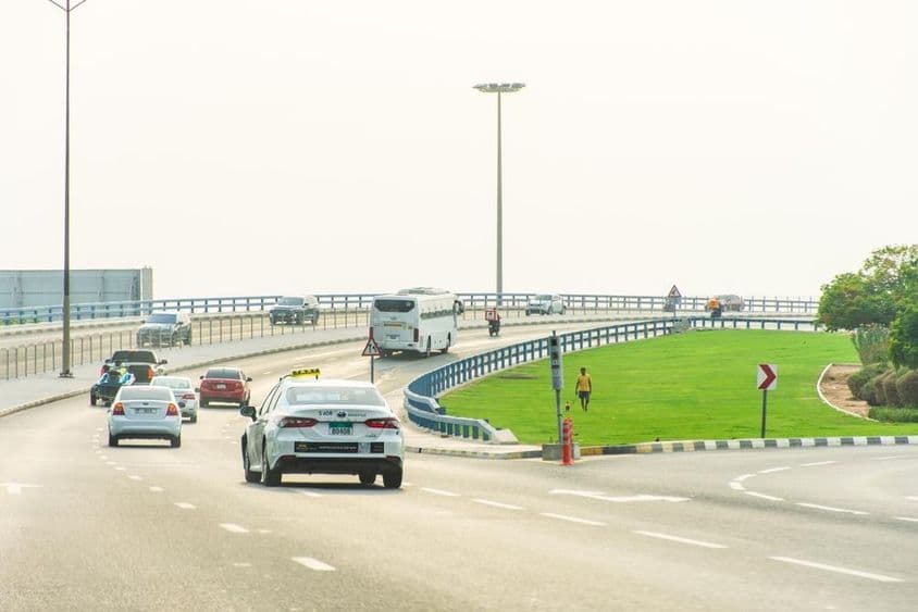 Táxi Aman na estrada na cidade de Sharjah.