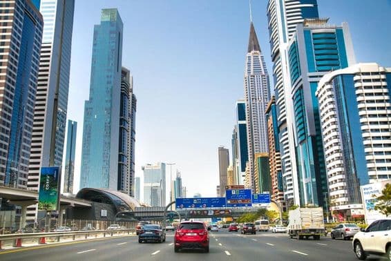 Estrada Sheikh Zayed em Dubai com arranha-céus.