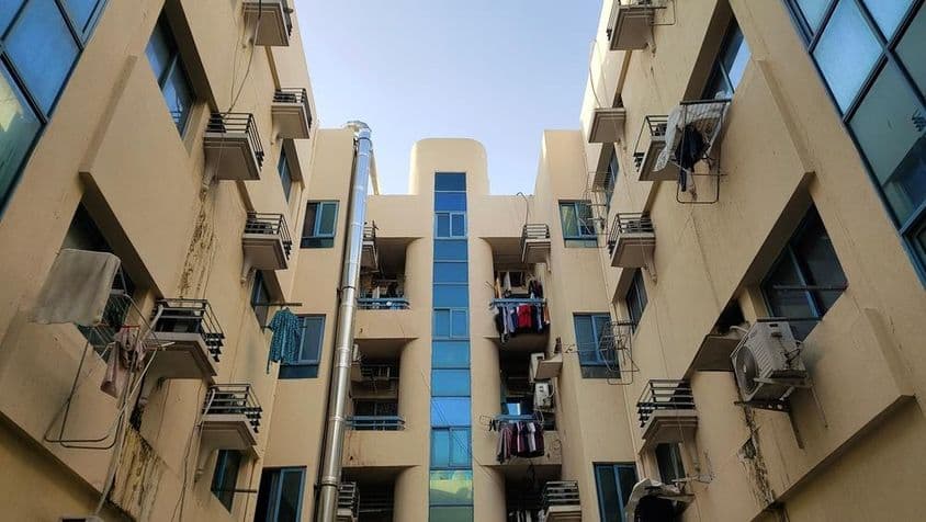 Edifício de habitação acessível em Dubai com varanda, ar condicionado e lavanderia.