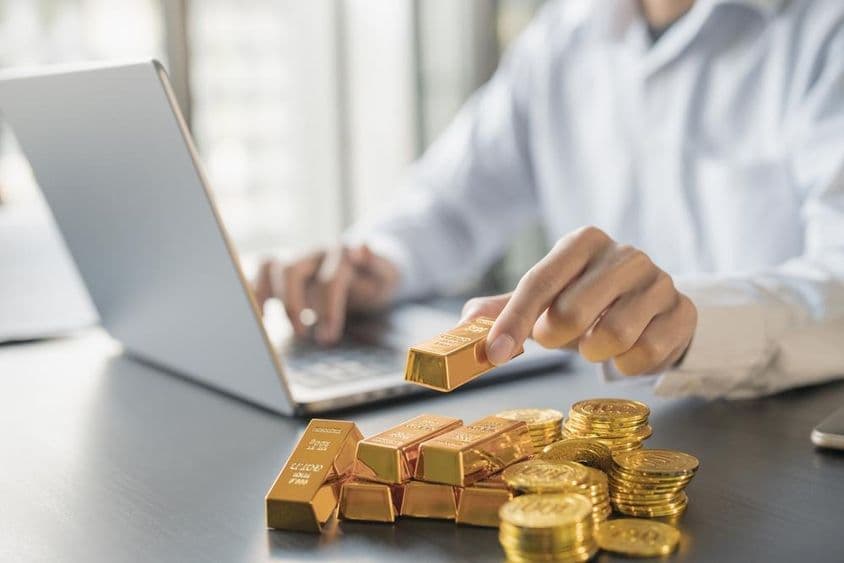 Ouro de investimento na mão de uma pessoa.