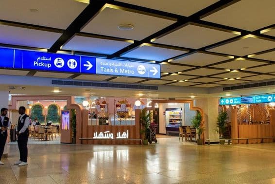 Telas eletrônicas de orientação para táxis e metrô no aeroporto de Dubai.