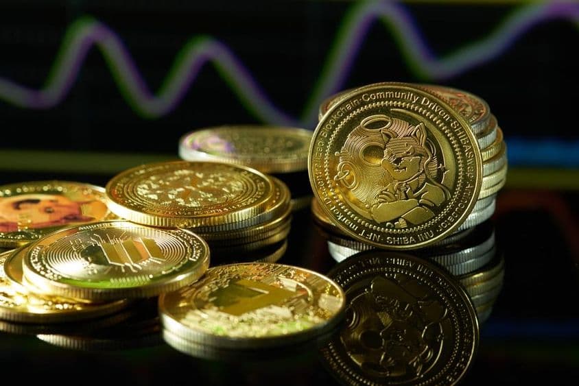 A criptomoeda token Shiba exibida com um gráfico de negociações.