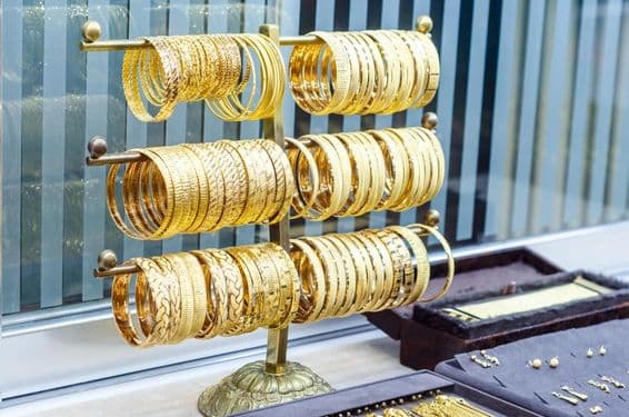 Pulseiras de ouro à venda em uma joalheria.