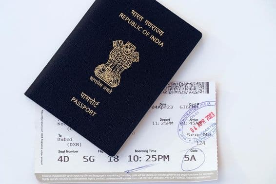 Passaporte azul da Índia com cartão de embarque.