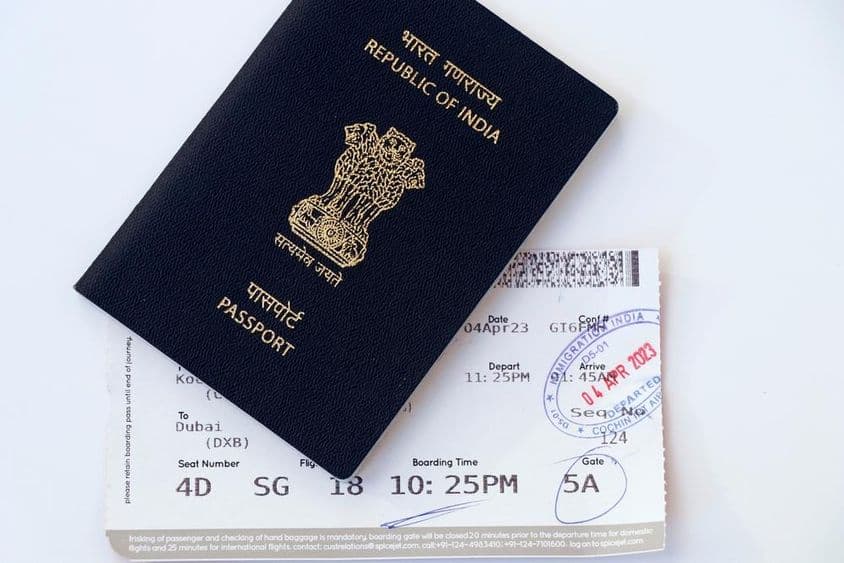 Passaporte azul da Índia com cartão de embarque.