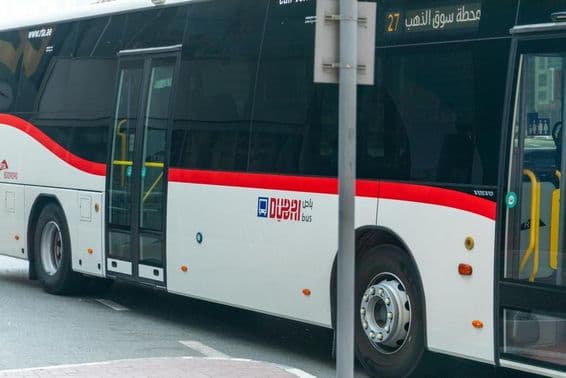 Ônibus da Autoridade de Estradas e Transportes (RTA) em Dubai.