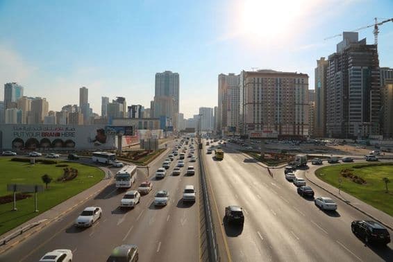 Tráfego rodoviário na cidade de Sharjah, Emirados Árabes Unidos.