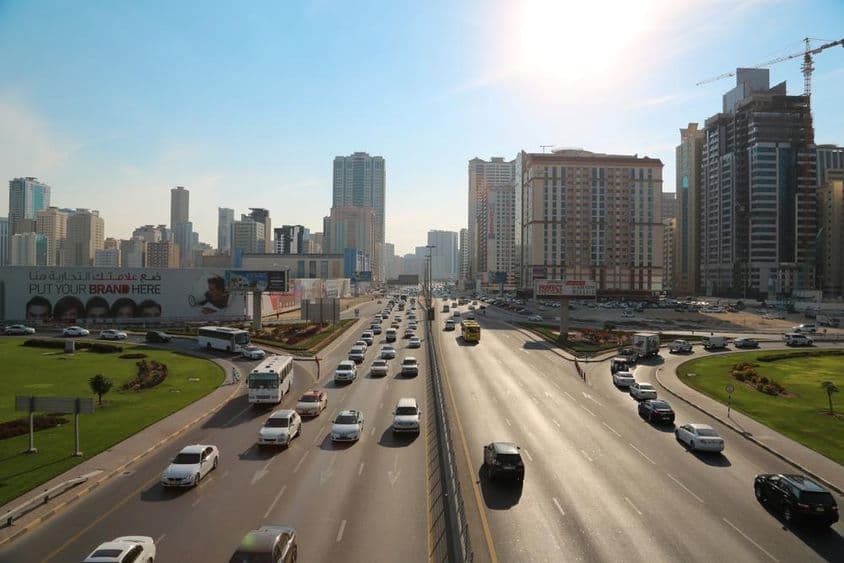 Tráfego rodoviário na cidade de Sharjah, Emirados Árabes Unidos.