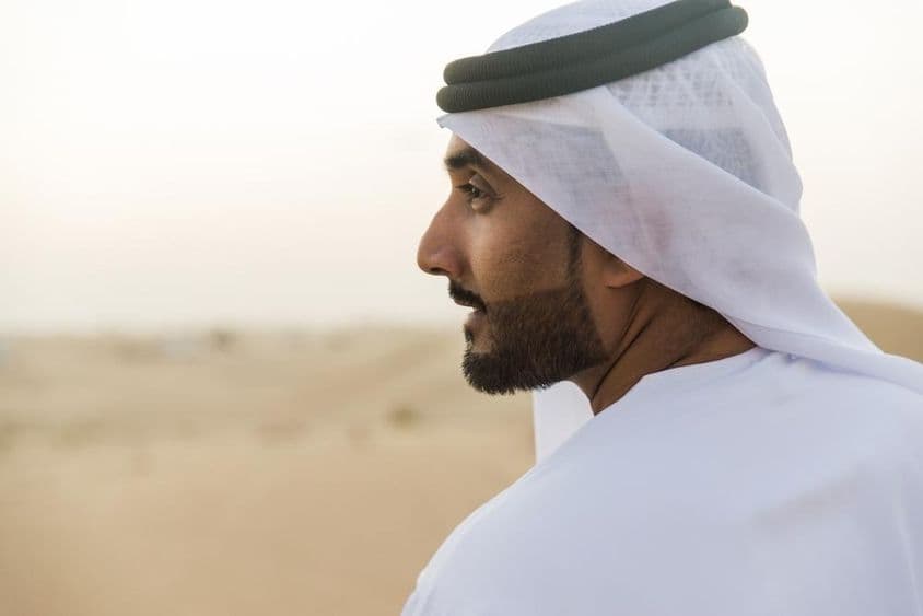 Empresário muçulmano de Dubai em trajes tradicionais.