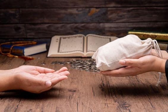 Muçulmanos ajudando os pobres e necessitados.