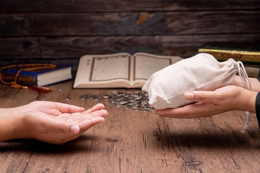 Muçulmanos ajudando os pobres e necessitados.