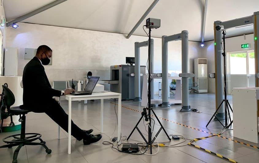 Scanner térmico de temperatura corporal na entrada dos terminais do aeroporto de Abu Dhabi.