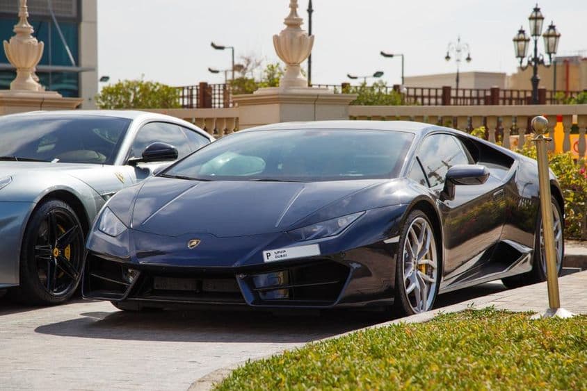 Dubai, Lamborghini preto em estacionamento.