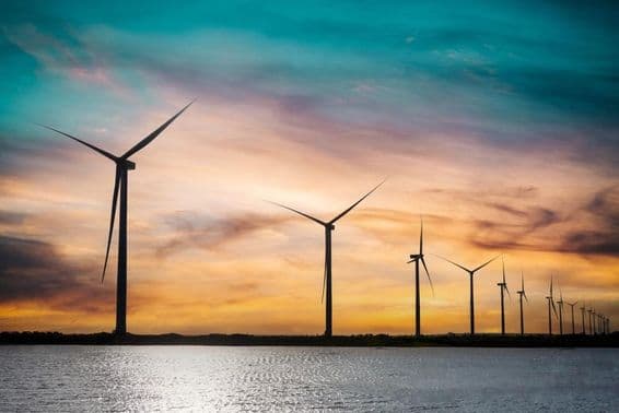 Turbinas eólicas gerando eletricidade.