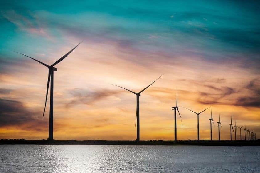 Turbinas eólicas gerando eletricidade.