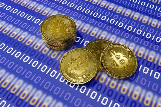Bitcoin em fundo azul com código binário branco.