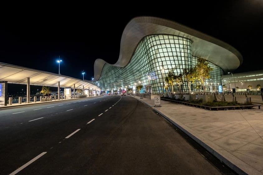 Vista externa do novo aeroporto de Abu Dhabi à noite.