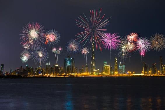 Fogos de artifício em Dubai, Emirados Árabes Unidos.