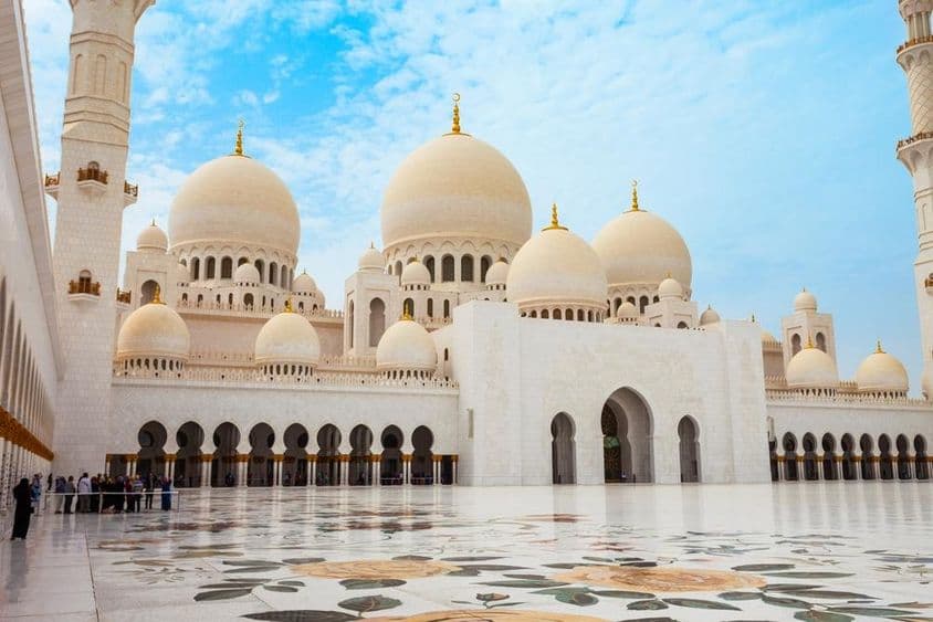 A Grande Mesquita Sheikh Zayed, a maior mesquita dos Emirados Árabes Unidos.