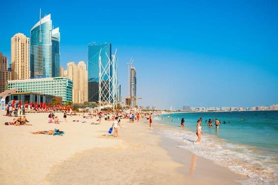 Praia de areia em Dubai.