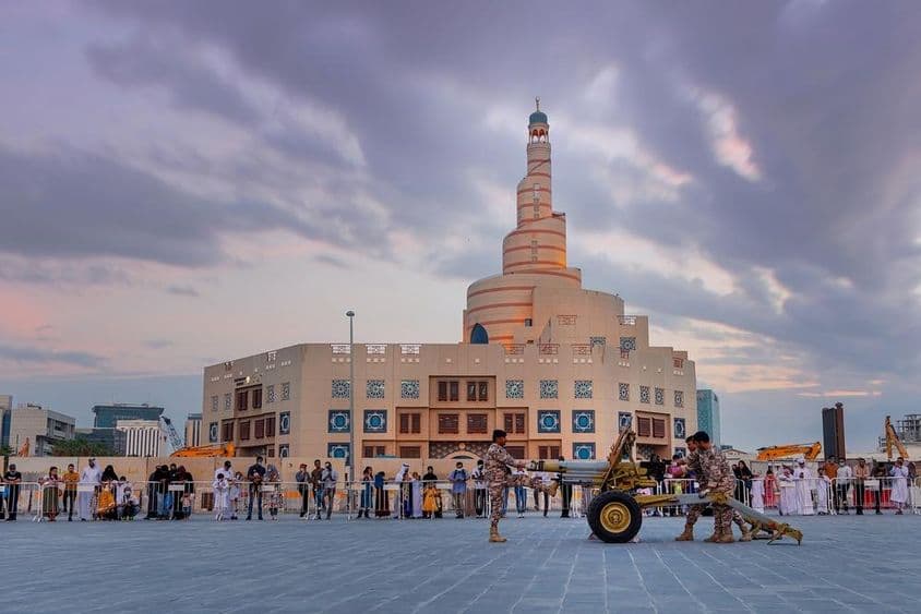 Disparo tradicional de canhões do Eid Al Fitr.