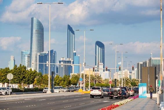 Abu Dhabi, modernos arranha-céus ao fundo da movimentada Corniche Road.