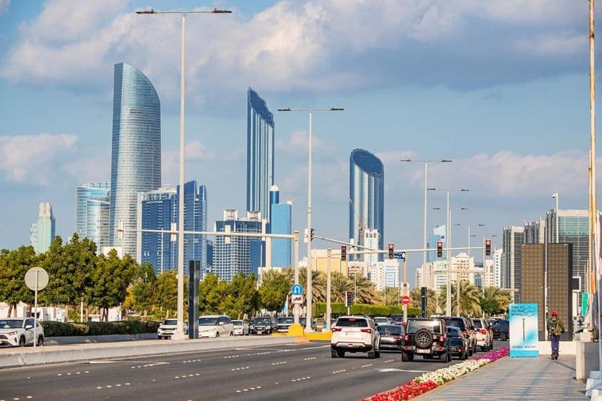 Abu Dhabi, modernos arranha-céus ao fundo da movimentada Corniche Road.