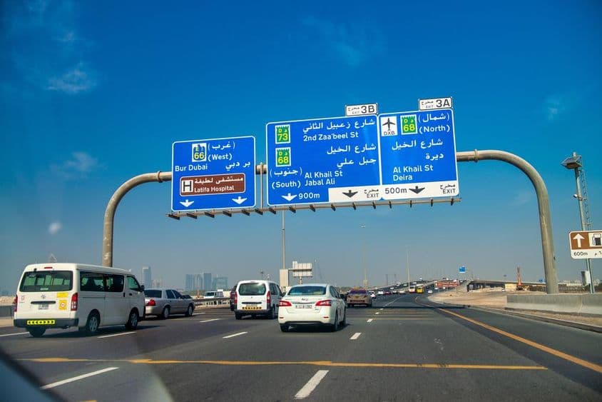 Trânsito na estrada Sheikh Zayed de Dubai em um lindo dia ensolarado.