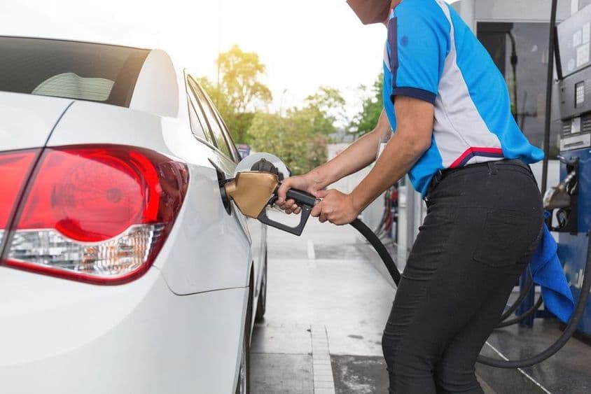 Pessoa abastecendo carro em posto de gasolina em Dubai.
