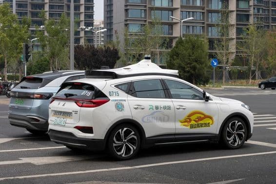 O Luobo Kuaipao, um táxi autônomo da gigante chinesa de tecnologia Baidu, visto nas ruas.