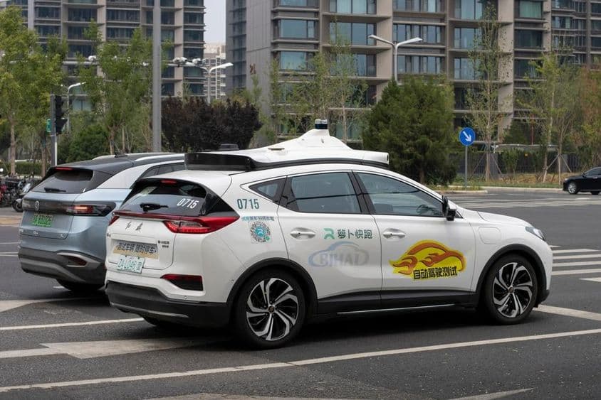 O Luobo Kuaipao, um táxi autônomo da gigante chinesa de tecnologia Baidu, visto nas ruas.