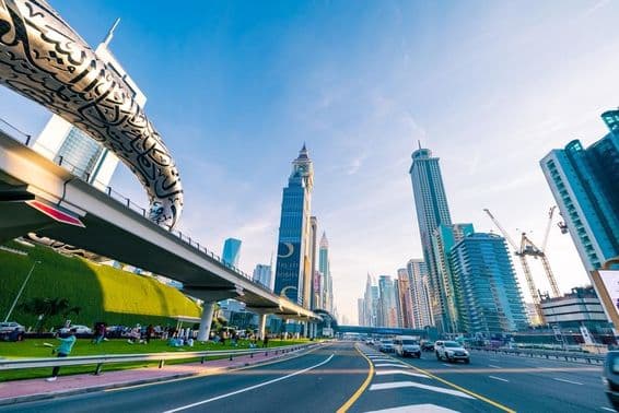 Estrada Sheikh Zayed com arranha-céus e o Museu do Futuro ao fundo.