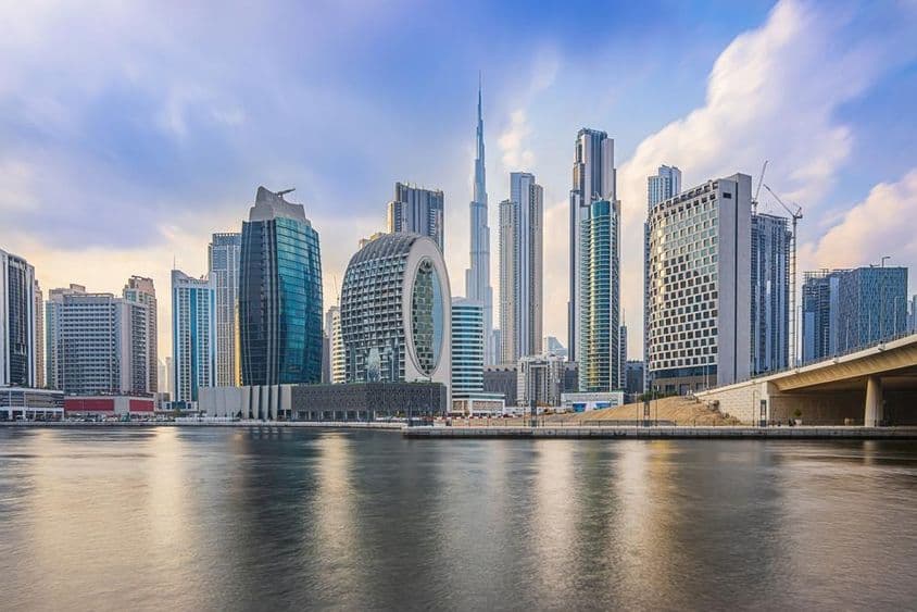 Arranha-céus de Dubai e Burj Khalifa à noite.