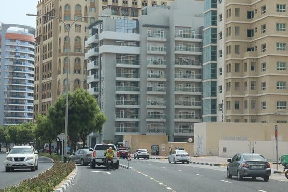 Estrada em Silicon Oasis, Dubai.