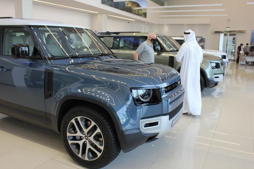 Veículos Land Rover Defender 110 à venda em uma concessionária Land Rover.