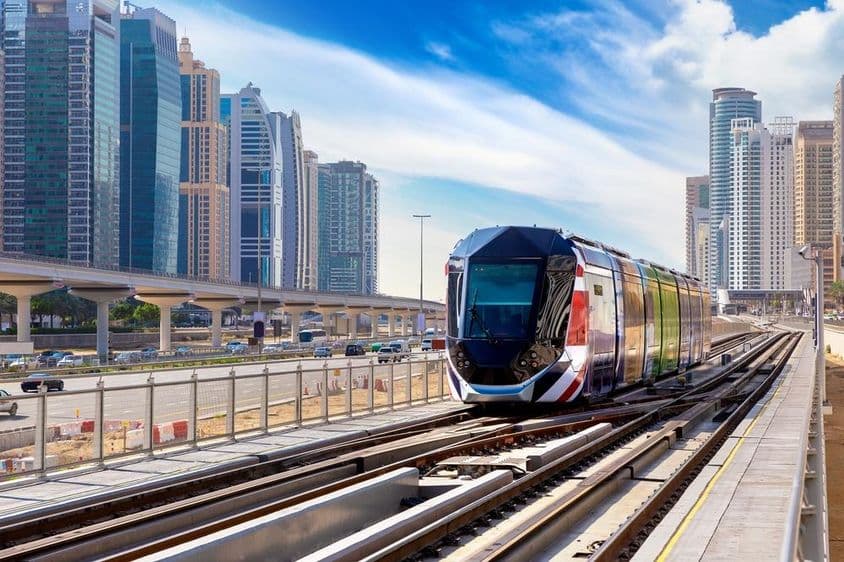 Novo moderno bonde em Dubai, Emirados Árabes Unidos.