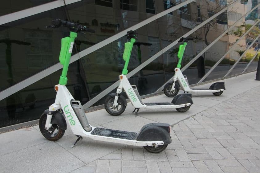 Aluguel de patinete elétrico RTA em Dubai.