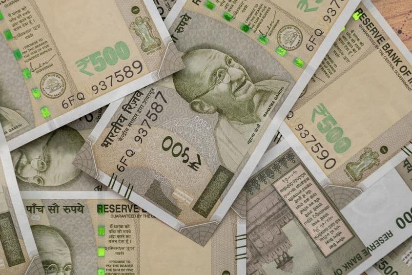 Nota de 500 rúpias indianas, espalhadas em notas separadas.