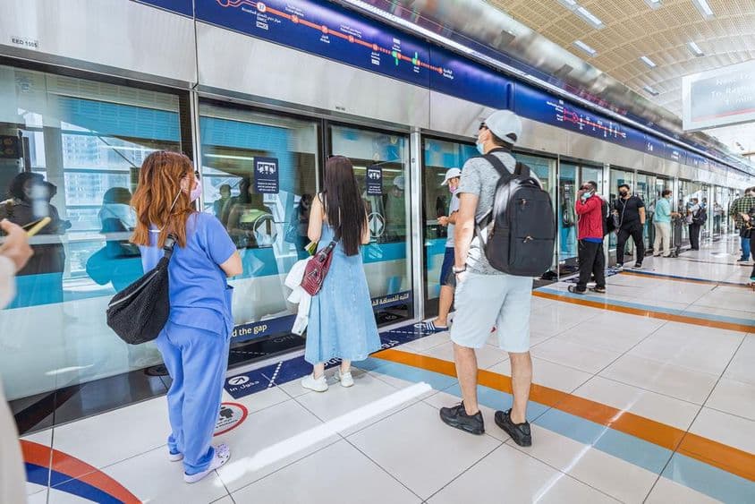 Dubai, passageiros embarcando no trem de metrô que chega.