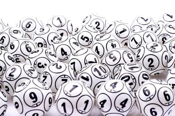 Números da Loteria em bolas de plástico.