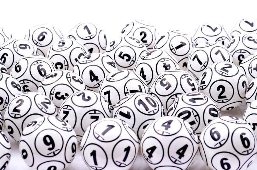 Números da Loteria em bolas de plástico.