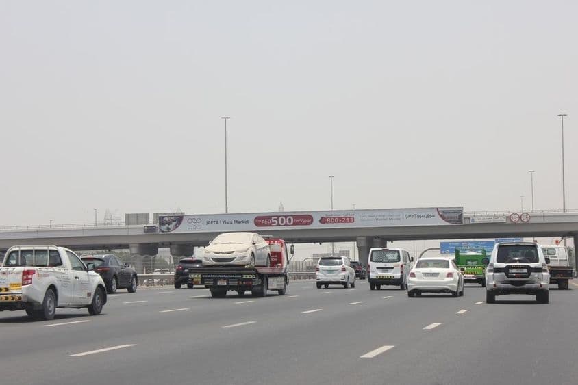 Autoestrada de Dubai com outdoors.