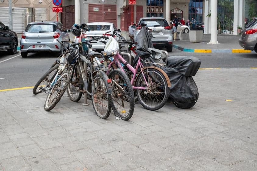 Bicicletas estacionadas no centro da cidade, Emirados Árabes Unidos.