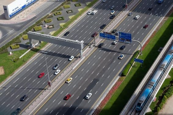 Rodovia de múltiplas faixas e linha de metrô em Dubai.
