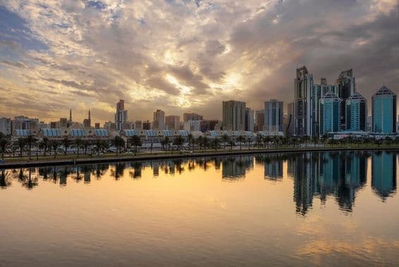 O icônico edifício dos Souqs Centrais de Sharjah.