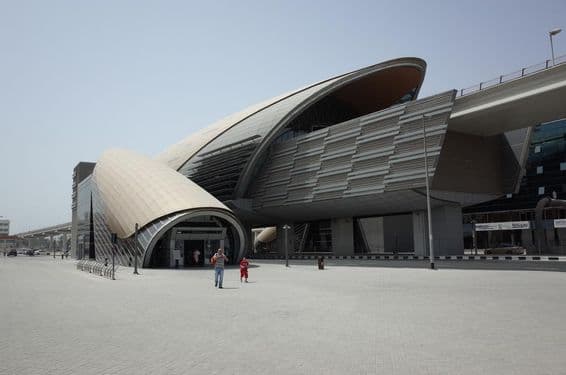 Estação GGICO Garhoud na Linha Vermelha do Metrô de Dubai.