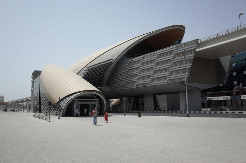 Estação GGICO Garhoud na Linha Vermelha do Metrô de Dubai.