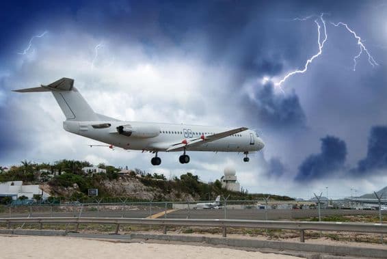 Aeronave pousando em uma tempestade.